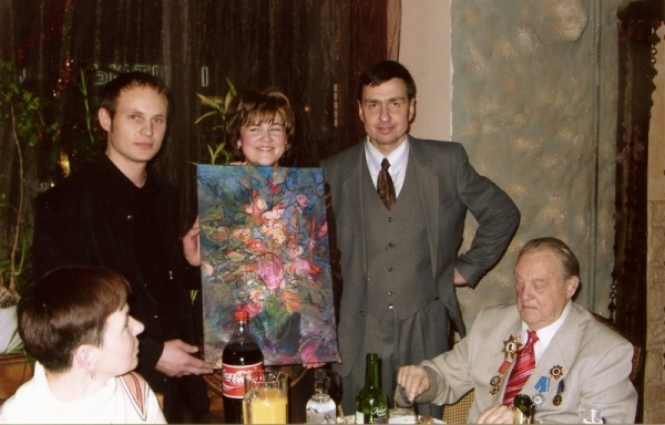 Подарок `Розы в Орнаментализме` моим друзьям на СЕРЕБРЯНУЮ СВАДЬБУ МИНАЕВЫМ Ирине и Михаилу,рядом с Михаилом старый друг их семьи КИНОРЕЖИССЁР ЧЕБОТАРЁВ В.А.Охотничий ресторан ГОЛОДНЫЕ УТКИ